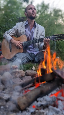Stefan Pulsaris Gitarre Lagerfeuer (Porträt Winni)